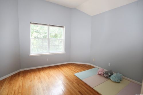 4 Sabrina Ct, Huntington Station NY  11746-4225 exterior