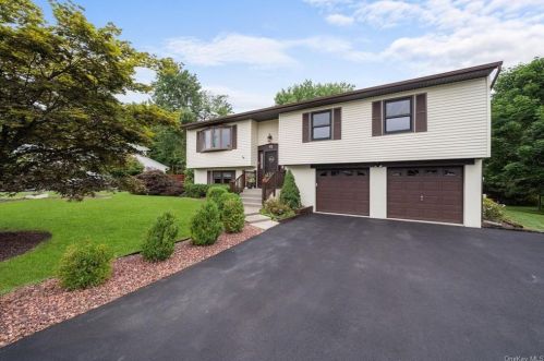 12 Somerset Dr, Washingtonville, NY 10992-1368