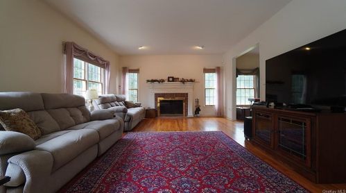 8 Menayas Ct, Washingtonville NY  10992-2032 exterior
