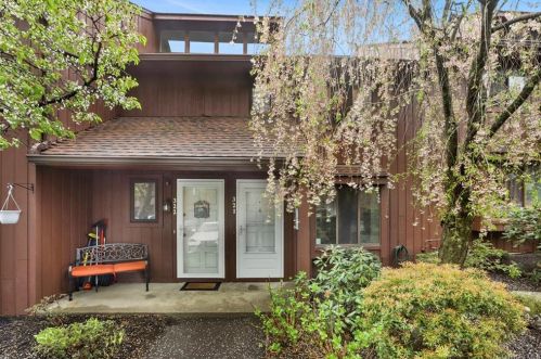 321 Scenic Dr, Mohegan Lake, NY 10547-1207