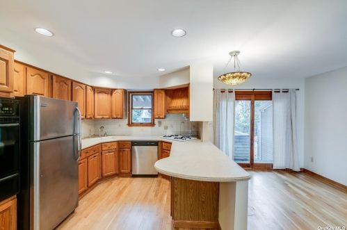 71 Ellen St, Bethpage NY  11714-2924 exterior