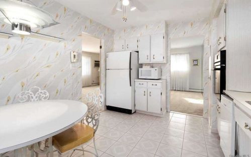 10 Pollok Pl, Hicksville NY 11801-2220 exterior