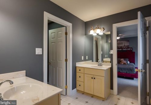 466 Black Swan Ln, Berwyn PA  19312-1908 exterior