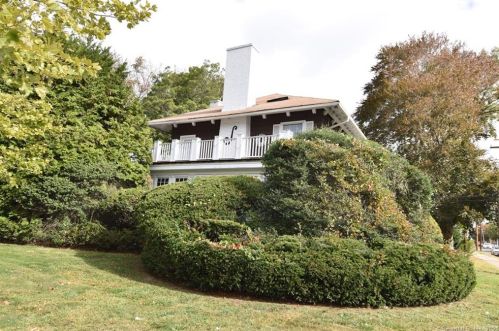 690 Clinton Ave, Bridgeport CT 06605-1702 exterior