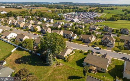 25 Summerlyn Dr, Ephrata PA  17522-9331 exterior