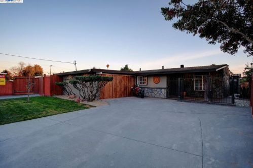 2255 Dracena St, Hayward CA 94545-4219 exterior