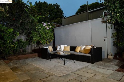 5766 Ayala Ave, Oakland CA 94609-1742 exterior