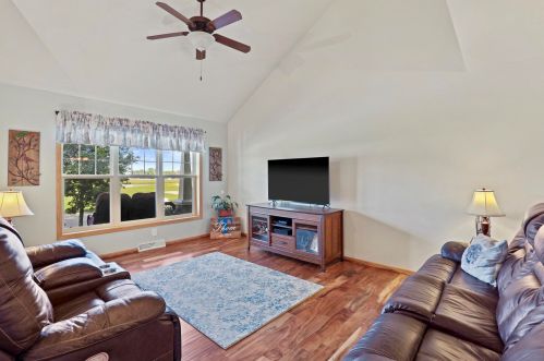621 Autumn Wood Pkwy, Deerfield, WI 53531-9465