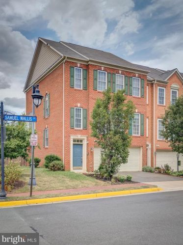 8070 Samuel Wallis St, Lorton VA  22079-2349 exterior
