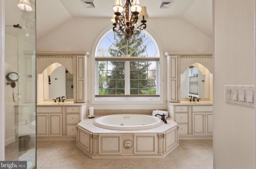 466 Black Swan Ln, Berwyn PA  19312-1908 exterior