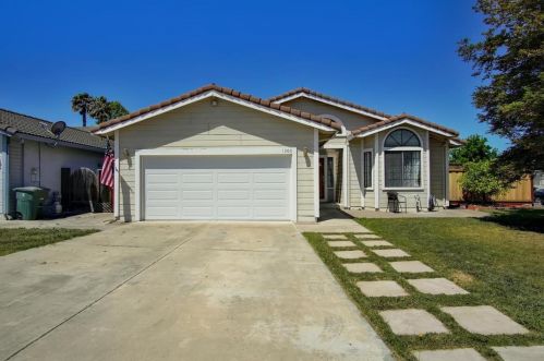 1300 Versailles Dr, Hollister, CA 95023-5060