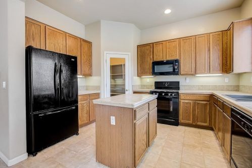 9864 Taron Dr, Elk Grove, CA 95757-8146