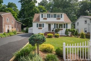 28 Bannehr St, Oakland, NJ 07436-2631
