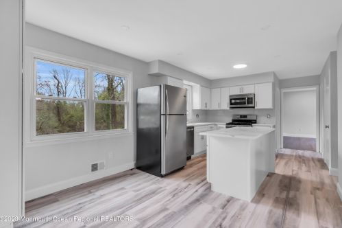 21 Kenneth Dr, Tinton Falls NJ  07712-2824 exterior