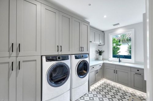 3401 Crayton Rd, Naples FL 34103-3515 exterior