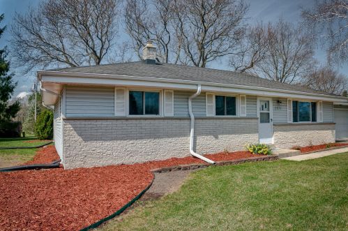 2835 126th St, Waukesha, WI 53151-4019