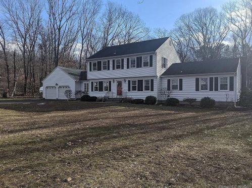 31 Bowling Green Dr, North Haven, CT 06473-1409