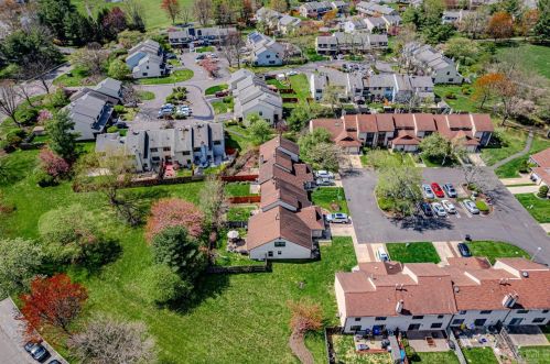 33 Rutledge Ct, East Brunswick NJ  08816-4020 exterior