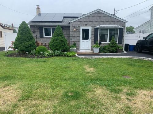 676 Hamilton Ave, North Lindenhurst, NY 11757-2906