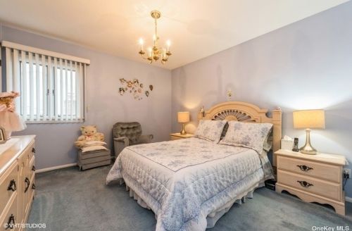 76 Shelbourne Ln, New Hyde Park NY  11040-1044 exterior