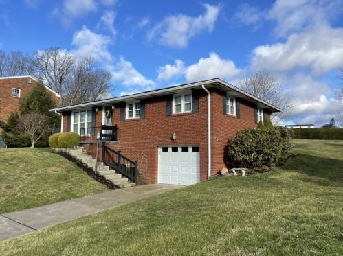 57 Marilou Dr, Jeannette, PA 15644-1077