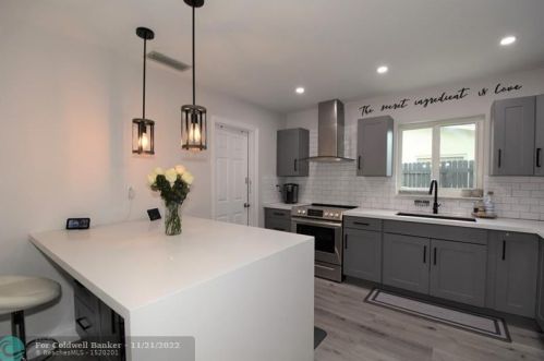 8421 17 Ct, Hollywood FL 33028 exterior