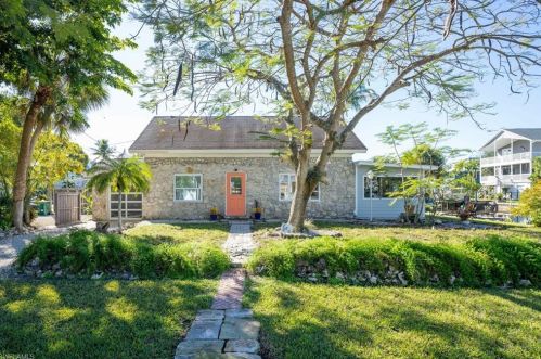 760 Glendale Ave, Naples, FL 34110-1504
