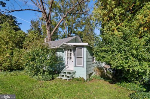 1855 Delaware Dr, Easton, PA 18042-9785