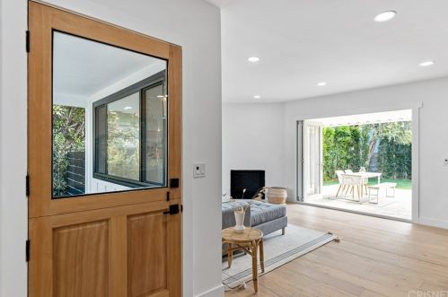 12432 La Maida St, North Hollywood CA  91607-3507 exterior