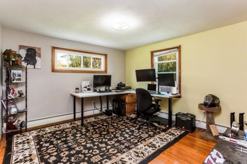 98 Ballfall Rd, Middletown CT  06457-2328 exterior