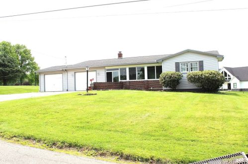 2011 Birchcrest Dr, New Castle, PA 16101-1538
