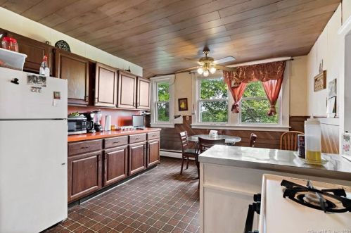 242 Clifton St, Wallingford CT  06492-4001 exterior