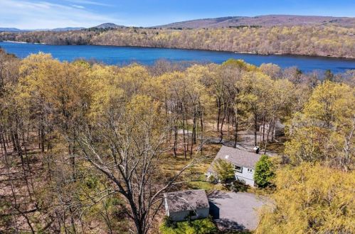 56 Interlaken Est, Lakeville, CT 06039-2104