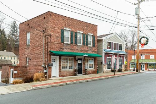 3 Market St, New Hamburg, NY 12590-2302