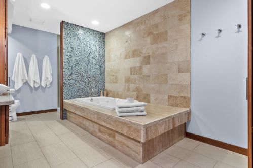 4101 Lk Dr, Milwaukee WI 53211-1720 exterior