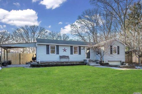 317 Centre Ave, North Lindenhurst, NY 11757-3914