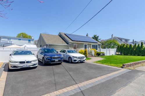 291 4th Ave, Bayshore, NY 11706-6527