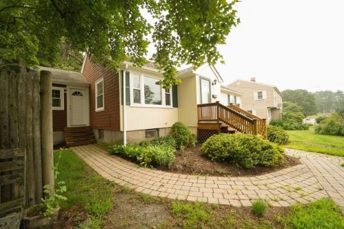 22 Dale St, Medfield MA  02052-1618 exterior