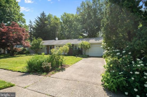 48 Stonicker Dr, Trenton, NJ 08648-3215