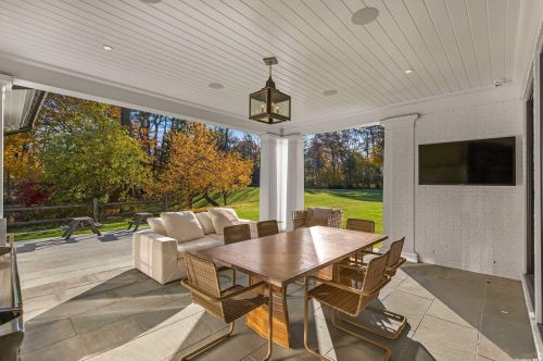 70 Bacon Rd, Westbury NY  11568-1503 exterior