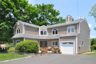 93 Beacon Hill Rd, Ardsley, NY 10502-1632