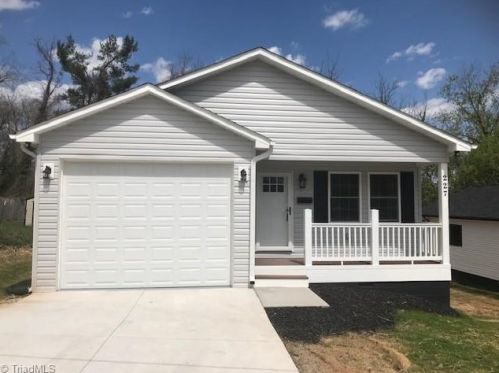 227 Elm St, Mount Airy, NC 27030-3704