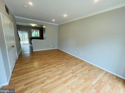 2436 Old Farmhouse Ct, Herndon, VA 20171-3033