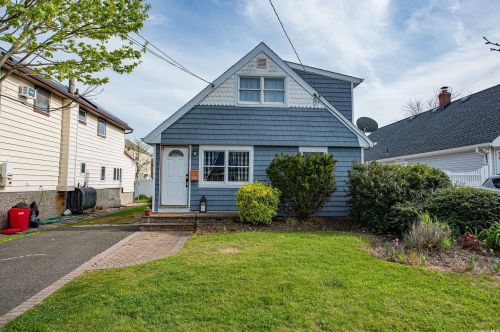 38 Lee Ave, Babylon, NY 11702-4211