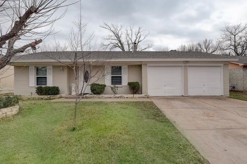 3720 Royal Crest Dr, Fort Worth, TX 76140-2717