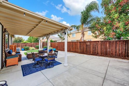 8001 Finchley Ct, Vacaville CA  95687-8253 exterior