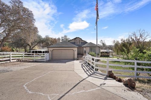 8510 Hautly Ln, Valley Springs, CA 95252-9015