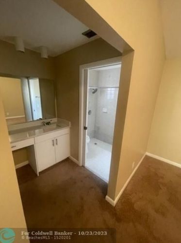 6245 175th Ter, Hialeah FL  33015-4438 exterior