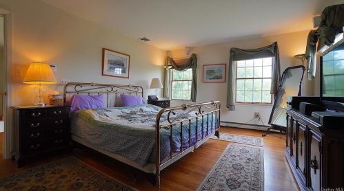 8 Menayas Ct, Washingtonville NY  10992-2032 exterior