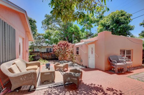 522 Avenida Hermosa, West Palm Beach FL  33405-1515 exterior